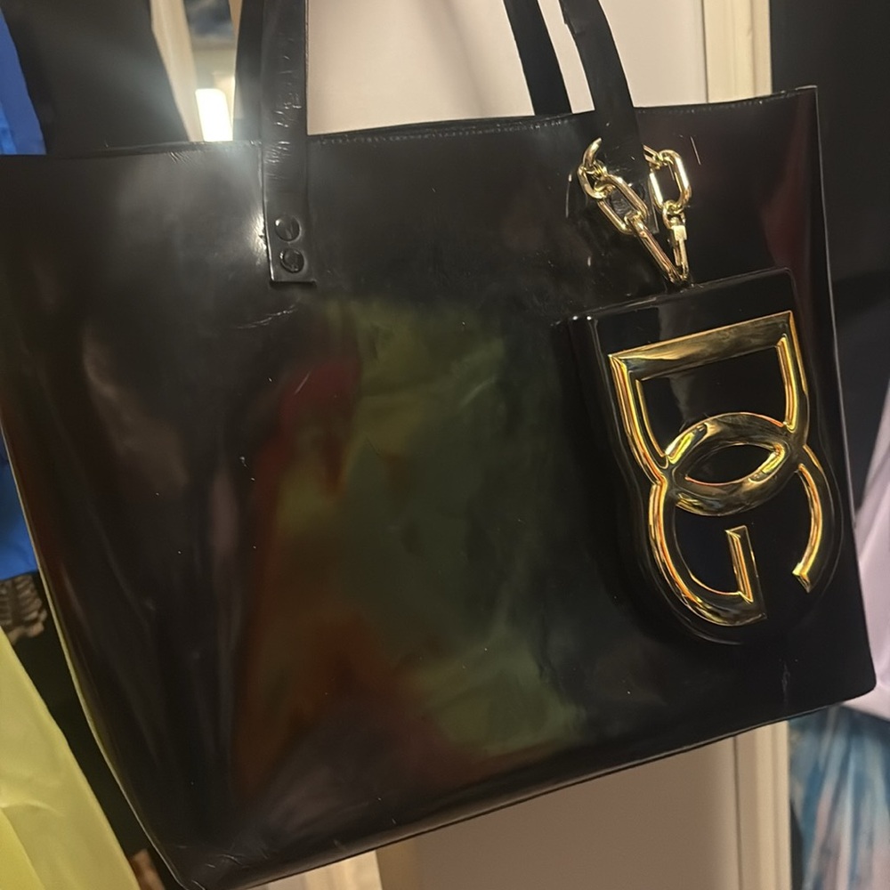 GUCCI black patent tote shoulder bag w/ matching attached pouch; gold hardware. - Picture 4 of 16